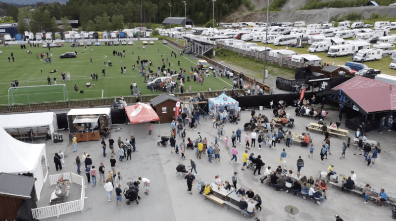 Mange folk samlet på fotballbanen på Heggøya.